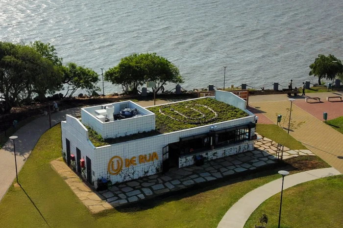 Akeem Delanhesi / MandaBrasa