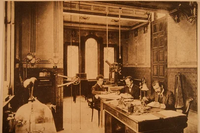 Eng. Manoel Itaqui (direita) com sua equipe na Sala Meridiana em 1909. Local onde funcionava o serviço de hora certa noInstituto Astronômico e Meteorológico, vinculado à Escola de Engenharia.<!-- NICAID(16254259) -->