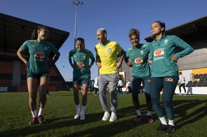 O primeiro treino da Seleção Brasileira Feminina em Londres teve uma presença especial nesta terça-feira (4). O atacante Richarlison, do elenco masculino, prestigiou a preparação da equipe para a Finalíssima Feminina, marcada para a próxima quinta-feira (6), às 15h45min, contra a Inglaterra.<!-- NICAID(15394370) -->
