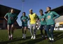 VÍDEO: Richarlison assiste a treino da Seleção Brasileira Feminina em Londres