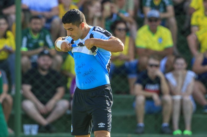 Suárez homenageia Lucas Leiva em gol do Grêmio: Nosso coração está contigo