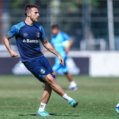 RS - FUTEBOL/TREINO GREMIO  - ESPORTES - Jogadores do Gremio realizam treinamento na Gavea durante a manha deste sábado, na preparação para o Campeonato Brasileiro 2018. Na foto, Bressan<!-- NICAID(13658588) -->
