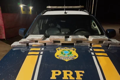 A Polícia Rodoviária Federal (PRF) apreendeu 15 quilos de cocaína na BR-472, em São Borja, na madrugada desta quarta-feira (1º). A ação ocorreu durante abordagem a um veículo, que trafegava no trecho entre a cidade e Itaqui.<!-- NICAID(16136787) -->