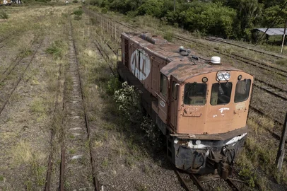 RIO GRANDE, RS, BRASIL, 17-03-2026: Governos e empresas buscam alternativas para conter a precarização da malha ferroviária gaúcha, que perdeu 75% do tamanho em três décadas e foi dilacerada pelas enchentes de 2024. Rastro de destruição é desafio à reconstrução. Sem conexão por ferrovia com o resto do brasil e com países limítrofes, o estado se encontra ilhado fora dos trilhos. Na foto: Antigo porto seco, terminal internacional, de Uruguaiana. Local já foi movimentado polo de transporte de carga via ferrovias, hoje cresce mato em meio a trilhos e vagões abandonados (Foto: André Ávila/Agência RBS)Local: Uruguaiana<!-- NICAID(16248525) -->