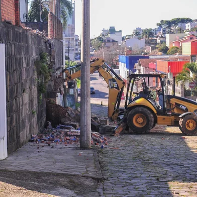 CAXIAS DO SUL, RS, BRASIL, 03/07/2023. Obras no muro do Colégio Imigrante. (Neimar De Cesero/Agência RBS)Indexador: NEIMAR DE CESERO<!-- NICAID(15472296) -->