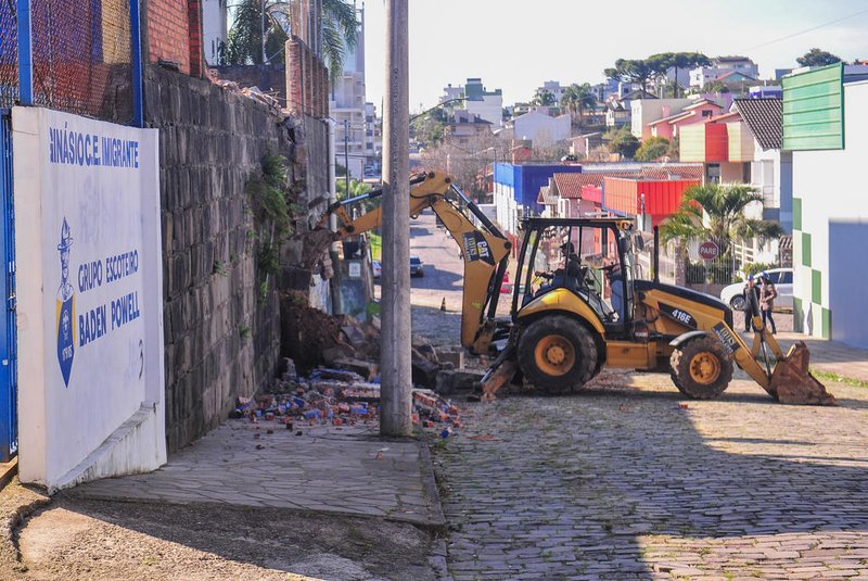 CAXIAS DO SUL, RS, BRASIL, 03/07/2023. Obras no muro do Colégio Imigrante. (Neimar De Cesero/Agência RBS)Indexador: NEIMAR DE CESERO<!-- NICAID(15472296) -->