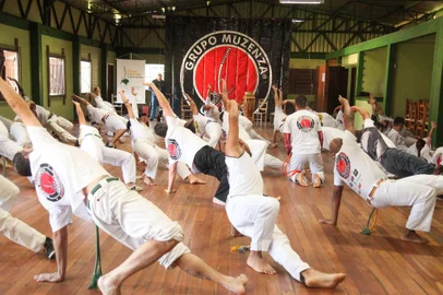 O projeto "Arte Capoeira na Comunidade" proporciona uma experiência rica em aspectos técnicos, coreográficos e rítmicos da capoeira, destacando-se como uma oportunidade imperdível para todos os interessados em vivenciar essa expressão cultural.Os oficineiros Taina Indicatti e Santiago Nieto (Contramestre Sancho) conduzirão as oficinas e a Roda de Capoeira. O aulão será dividido em duas turmas e acontecerá na Escola Preparatória de Dança de Caxias do Sul, localizada no Centro de Cultura Ordovás, no sábado, dia 22 de junho. Aberto para participação de crianças e adolescentes, com 40 vagas disponíveis, as inscrições podem ser realizadas através do link da bio do Instagram @artecapoeira.rs.<!-- NICAID(15791619) -->
