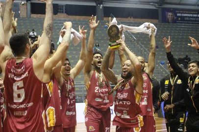 Caxias do Sul Basquete venceu o Pato por 61 a 51, na final do Sul-Brasileiro de Basquete.<!-- NICAID(15549531) -->