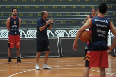CAXIAS DO SUL, RS, BRASIL, 26/10/2021 -  Treino do Caxias Basquete no Ginásio do Sesi, a nova casa da equipe no Novo Basquete Brasil (NBB). O primeiro contato será na quarta-feira (27), às 20h, contra o Minas. NA FOTO: técnico rodrigo Barbosa. (Marcelo Casagrande/Agência RBS)<!-- NICAID(14925187) -->