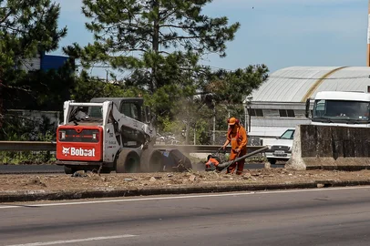 CAXIAS DO SUL, RS, BRASIL, 24/10/2025. Trabalho de limpeza e manutenção do canteiro central da RS-453, em frente ao Shopping Villagio. (Neimar De Cesero/Agência RBS)Indexador: Neimar De Cesero<!-- NICAID(16153410) -->