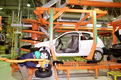 Linha de produção do Celta da GM. Rodas e Estepes. (foto 8: são nove fotos que mostram como funciona a linha de montagem do carro. Em todas, está escrito na keywords produção_do_celta).#PÁGINA:12#ENVELOPE: 266966#EDIÇÃO: 2ª<!-- NICAID(646257) -->