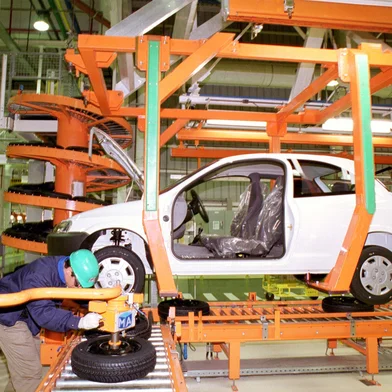 Linha de produção do Celta da GM. Rodas e Estepes. (foto 8: são nove fotos que mostram como funciona a linha de montagem do carro. Em todas, está escrito na keywords produção_do_celta).#PÁGINA:12#ENVELOPE: 266966#EDIÇÃO: 2ª<!-- NICAID(646257) -->
