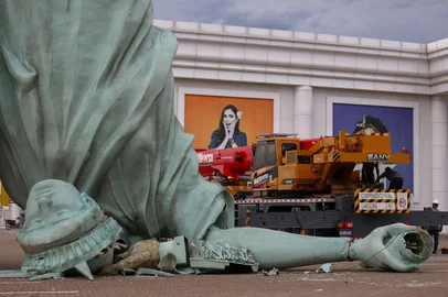 Bruno Todeschini / Agencia RBS GUAIBA, RS, BRASIL, 15-12-2025: Vento forte atinge a região metropolitana de Porto Alegre, causando a queda de uma estatua situada em loja em Guaíba. Foto: Bruno Todeschini/Agência RBS<!-- NICAID(16187288) -->