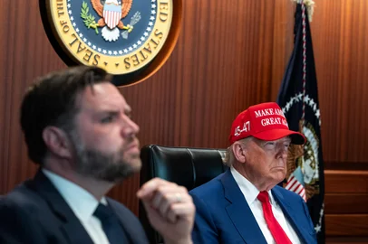 President Trump In The Situation Room During Strike on IranWASHINGTON, DC - JUNE 21: (EDITOR'S NOTE: This Handout image was provided by a third-party organization and may not adhere to Getty Images' editorial policy.) In this handout provided by the White House, U.S. President Donald Trump, right, and Vice President JD Vance sit in the Situation Room as they monitor the mission that took out three Iranian nuclear enrichment sites, at the White House on June 21, 2025 in Washington, DC. According to the Pentagon three of Irans nuclear sites sustained severe damage from the U.S. strikes.   Daniel Torok/The White House via Getty Images/AFP (Photo by Handout / GETTY IMAGES NORTH AMERICA / Getty Images via AFP)Editoria: POLLocal: WashingtonIndexador: HANDOUTSecao: governmentFonte: GETTY IMAGES NORTH AMERICAFotógrafo: CONTRIBUTOR<!-- NICAID(16065012) -->
