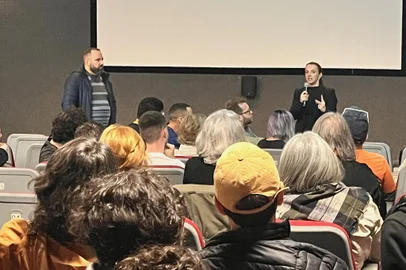 Escuta ativa com profissionais da área audiovisual a respeito da Lei Paulo Gustavo. A reunião ocorreu nesta terça-feira (6 de junho), na Sala de Cinema Ullysses Geremia, no Centro de Cultura Ordovás.Encontro serviu para que os servidores da Secretaria da Cultura pudessem conhecer as demandas dos produtores locais.Ao final do encontro, a Secretária da Cultura, Cristina Nora Calcagnotto esteve presente.<!-- NICAID(15449394) -->
