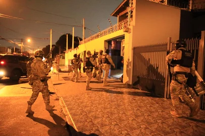 GRAVATAÍ, 20/05/2025, A Polícia Civil realiza, nesta terça-feira (20), uma operação contra uma facção criminosa suspeita de controlar um condomínio no bairro Mathias Velho, em Canoas, na Região Metropolitana. Os policiais cumprem 57 ordens judiciais, entre mandados de prisão preventiva e busca e apreensão, além do bloqueio de contas bancárias utilizadas na atividade ilícita. Foto: Ronaldo Bernardi / Agencia RBS<!-- NICAID(16041223) -->