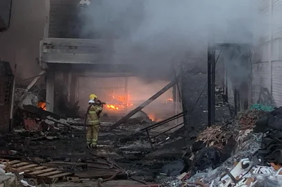 Um incêndio de grandes proporções atinge um depósito de EVAs e cuias na Rua Sevilha, no bairro Canudos, em Novo Hamburgo, no Vale do Sinos. O fogo começou por volta da 1h desta quinta-feira (12).<!-- NICAID(16243355) -->