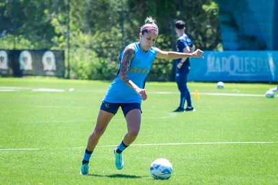 RS - GRÊMIO - As atletas do elenco tricolor treinam no Complexo da Ulbra, em Canoas, na data de 10/11/2025, em preparação para o jogo de ida da final do Campeonato Gaúcho Feminino 2025. FOTO: CAROLINE MOTTA/GRÊMIO FBPA<!-- NICAID(16166428) -->