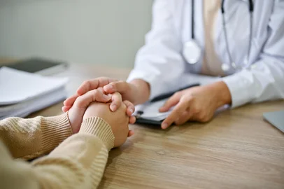 Close up view of doctor touching patient hand, showing empty and kindness.Médico e paciente - Foto: bongkarn/stock.adobe.comFonte: 620054485<!-- NICAID(15610932) -->