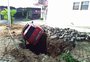 Vídeo: carro cai dentro de vala aberta pela prefeitura em Flores da Cunha