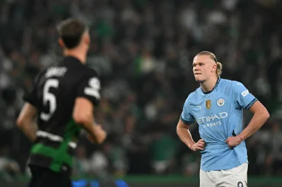 Manchester City's Norwegian striker #09 Erling Haaland reacts after failing to score from the penalty spot during the UEFA Champions League, league phase day 4 football match between Sporting Lisbon and Manchester City at the Jose Alvalade stadium in Lisbon on November 5, 2024. (Photo by PATRICIA DE MELO MOREIRA / AFP)<!-- NICAID(15907769) -->