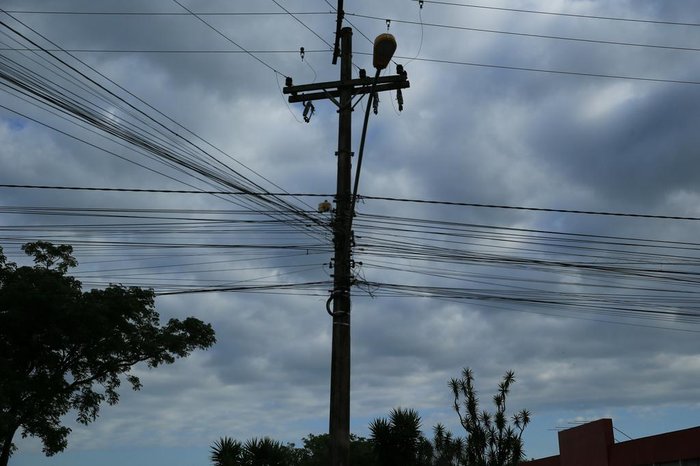 Por ser uma via bastante demandada por companhias telefônicas, o volume de cabos, mesmo regularizados, é alto
