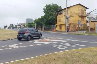 Cruzamento entre vias de bairro da Zona Norte de Porto Alegre marcado por acidentes aguarda implementação de grade de proteção há seis meses - Foto: Felipe Backes/Agência RBS<!-- NICAID(15924591) -->