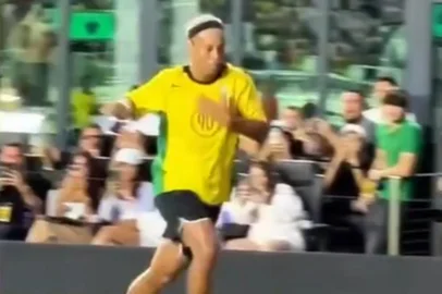 Ronaldinho dribla segurança de Messi em jogo festivo. Foto: Instagram @tbgame/Reprodução<!-- NICAID(16055066) -->