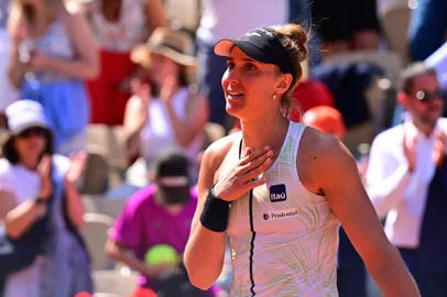 Brazil's Beatriz Haddad Maia celebrates her victory over Spain's Sara Sorribes Tormo during their women's singles match on day nine of the Roland-Garros Open tennis tournament at the Court Suzanne-Lenglen in Paris on June 5, 2023. (Photo by Emmanuel DUNAND / AFP)Editoria: SPOLocal: ParisIndexador: EMMANUEL DUNANDSecao: tennisFonte: AFPFotógrafo: STF<!-- NICAID(15447684) -->