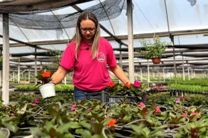 mulher no campo bem+agro<!-- NICAID(16234033) -->