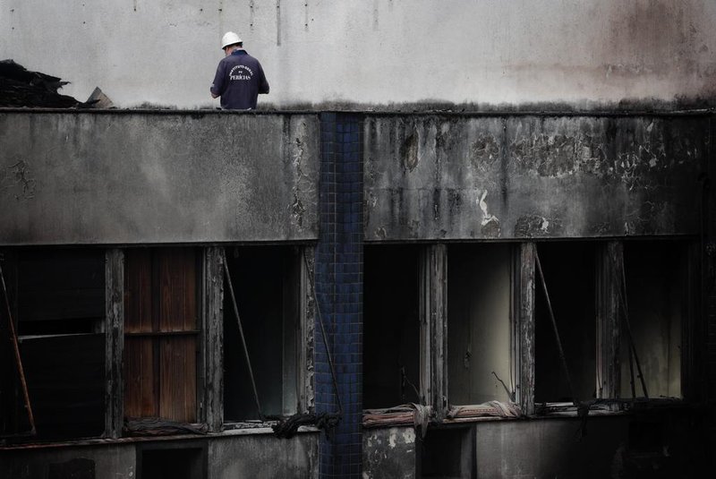 Porto Alegre, RS, Brasil, 26-04-2024: Incêndio em pousada na avenida Farrapos causa a morte de dez pessoas. Moradores de um prédio vizinho, que também funciona como Pousada Garoa, retiram seus pertences. Peritos examinam o local. Foto: Mateus Bruxel / Agência RBS<!-- NICAID(15746066) -->
