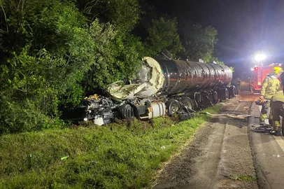 Duas pessoas morreram em um acidente envolvendo dois carros, um caminhão e duas carretas, na RS-135, em Getúlio Vargas, no norte do Estado<!-- NICAID(15664050) -->