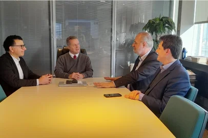 Antes de decidir sobre o pedido do Governo do Estado para derrubar a cautelar que impede a assinatura do contrato de venda da Corsan para a Aegea, o presidente do Tribunal de Contas do Estado, Alexandre Postal, precisa levantar o sigilo do processo. Esse é o entendimento da bancada do PT, manifestado pelos deputados Jeferson Fernandes e Miguel Rossetto, que estiveram com Postal nesta segunda-feira (03).