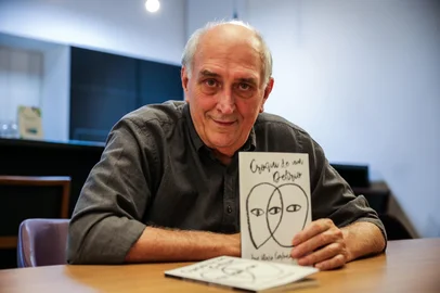 CAXIAS DO SUL, RS, BRASIL, 14/04/2026. Croqui de um Delírio é o novo livro de poesias de José Otavio Carlomagno. O lançamento será no dia 16 de abril de 2026, às 19h, no Zarabatana Café. (Neimar De Cesero/Agência RBS)Indexador: Neimar De Cesero<!-- NICAID(16266174) -->