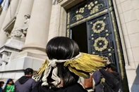 Porto Alegre, RS, Brasil – Indígenas Guarani da Retomada Nhe’engatu estiveram nesta segunda-feira na Assembleia Legislativa e no Palácio Piratini para protocolar um pedido de audiência com o governador Eduardo Leite. O grupo reivindica a retirada do Projeto de Lei 280/2025, que, segundo eles, representa um retrocesso nos direitos territoriais dos povos indígenas. FOTO: Jefferson Botega / Agência RBSIndexador: jeff botega<!-- NICAID(16080813) -->
