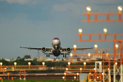 PORTO ALEGRE, RS, BRASIL, 13-09-2016: Avião na pista do Aeroporto Internacional Salgado Filho. Prevendo as concessões do aeroporto Salgado Filho e das BRs 101, 116, 290 e 386 no Rio Grande do Sul, o presidente Michel Temer anunciou nesta terça-feira (13) um pacote de 25 projetos de privatizações para as áreas de aeroportos, portos, ferrovias, rodovias, áreas de exploração de petróleo e distribuidoras de energia. (Foto: Mateus Bruxel / Agência RBS)<!-- NICAID(12438754) -->
