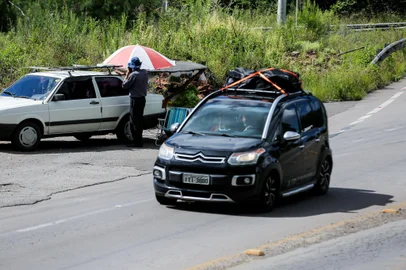 Quem parte da Serra ao litoral na manhã deste sábado faz uma viagem tranquila e sem ocorrências pela RS-453, na principal ligação com o Litoral Norte. (Neimar De Cesero/Agência RBS)<!-- NICAID(15944031) -->