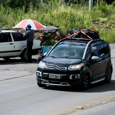Quem parte da Serra ao litoral na manhã deste sábado faz uma viagem tranquila e sem ocorrências pela RS-453, na principal ligação com o Litoral Norte. (Neimar De Cesero/Agência RBS)<!-- NICAID(15944031) -->