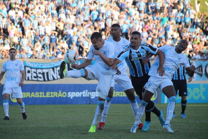 Grêmio leva gol de pênalti no fim e empata com o Londrina na Série B