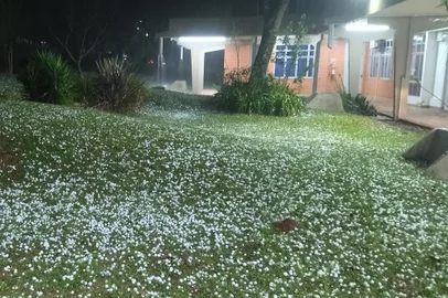 O município de Ijuí registrou queda de granizo por volta das dez horas./ As pedras caíram durante cerca de cinco minutos, tempo suficiente para acumular nas vias das cidade<!-- NICAID(14882925) -->