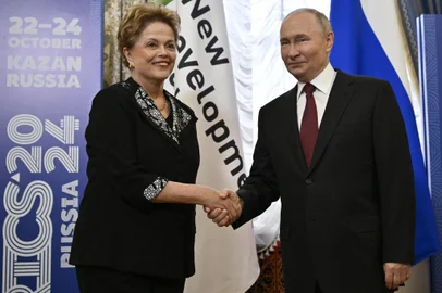 Russia's President Vladimir Putin meets with Dilma Rousseff, Chair of the New Development Bank and former president of Brazil, on the sidelines of the BRICS summit in Kazan on October 22, 2024. (Photo by Alexander NEMENOV / POOL / AFP)Editoria: POLLocal: KazanIndexador: ALEXANDER NEMENOVSecao: diplomacyFonte: POOLFotógrafo: STF<!-- NICAID(15896112) -->