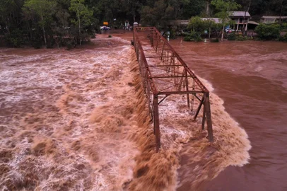 FARROUPILHA, RS, BRASIL, 04/09/2023. Força da água do Rio das Antas destrói parcialmente ponte entre Nova Roma do Sul e Farroupilha, na RS-448. Queda aconteceu na tarde desta segunda-feira (4). (Melquiades Bunai de Bastiani/Arquivo Pessoal)<!-- NICAID(15531471) -->