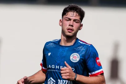Atleta Spencer, do Gramadense, estreia no profissional com 17 anos<!-- NICAID(16285862) -->