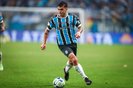 O meio-campista Carballo em jogo do Grêmio contra o Inter na Arena, válido pelo Brasileirão.<!-- NICAID(15565559) -->