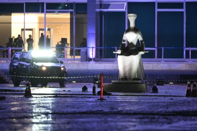 Police guard the crime scene where a man died after an explosion in front of Brazil's Supreme Federal Court in Brasilia, Brazil, on November 13, 2024. One person was found dead near Brazil's Supreme Court in Brasilia after two explosions prompted the evacuation of the building, officials said late Wednesday. (Photo by EVARISTO SA / AFP)<!-- NICAID(15913463) -->