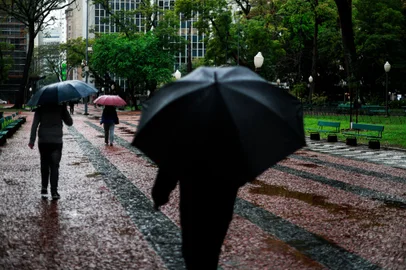 Duda Fortes / Grupo RBS PORTO ALEGRE, RS, BRASIL, 12-08-2026: O Instituto Nacional de Meteorologia (Inmet) publicou avisos de tempestade para diversas regiões do Rio Grande do Sul, incluindo a região metropolitana de Porto Alegre. (Fotos: Duda Fortes/Grupo RBS)<!-- NICAID(16344828) -->