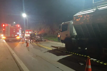 Um homem de 39 anos morreu em um acidente na RS-130, em Arroio do Meio, na noite dessa terça-feira./ Conforme o Comando Rodoviário da Brigada Militar, a colisão frontal aconteceu no km 77 da rodovia e envolveu um caminhão e um Corsa Sedan./ A vítima fatal era o motorista do carro./ O condutor do caminhão não ficou ferido./ Ainda segundo as informações iniciais da Comando Rodoviário de Encantado, o caminhão trafegava no sentido de Lajeado em direção a Arroio do Meio, e o carro vinha no sentido oposto quando invadiu a pista contrária./ As causas do acidente serão apuradas./ O trânsito chegou a ficar desviado pelas vias laterais para limpeza da pista e retirada dos veículos até o início da madrugada desta quarta-feira, mas já foi liberado.//<!-- NICAID(15177762) -->