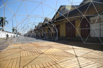 PORTO ALEGRE, RS, BRASIL - 2023.03.17 - Montagem do South Summit no cais embarcadeiro. (Foto: André Ávila/ Agência RBS)<!-- NICAID(15378728) -->