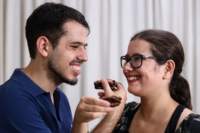 PORTO ALEGRE, RS, BRASIL, 04-03-2026: O mercado de casamentos está mais caro e tem exigido dos casais algumas adaptações para a realização desse sonho. Na foto, o casal Matheus e Júlia, que vendem doces feitos em casa para complementar a renda e realizar a festa que programaram. Foto: Bruno Todeschini/Agência RBS<!-- NICAID(16238477) -->