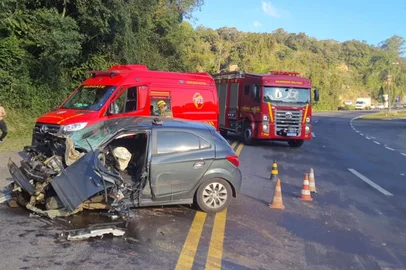 Um acidente de trânsito envolvendo um carro e um caminhão deixou três pessoas feridas na tarde desta terça-feira (8), na BR-470, em São Valentim, interior de Bento Gonçalves.<!-- NICAID(16076012) -->